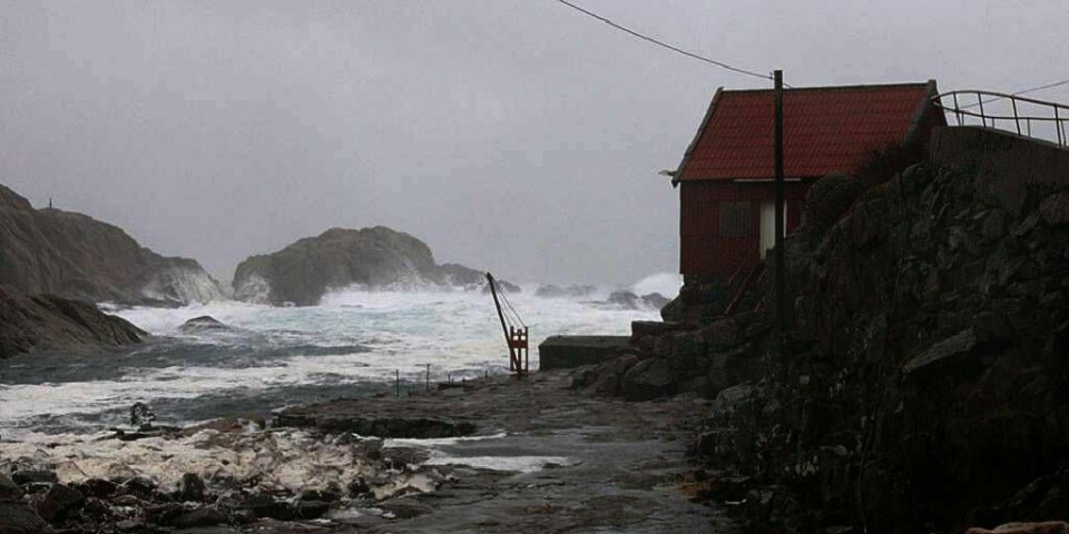VIND: Tirsdag var det urolig sjø ved Lindesnes fyr på Sørlandet. Stormen «Emil» var på vei. Men så endret den retning onsdag. Det ble ikke så sterk vind som fryktet.