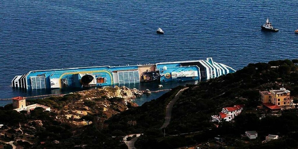 ULYKKE: Cruise-skipet Costa Concordia gikk på grunn fredag. Mannskapet sier de hjalp til for å redde flest mulig.