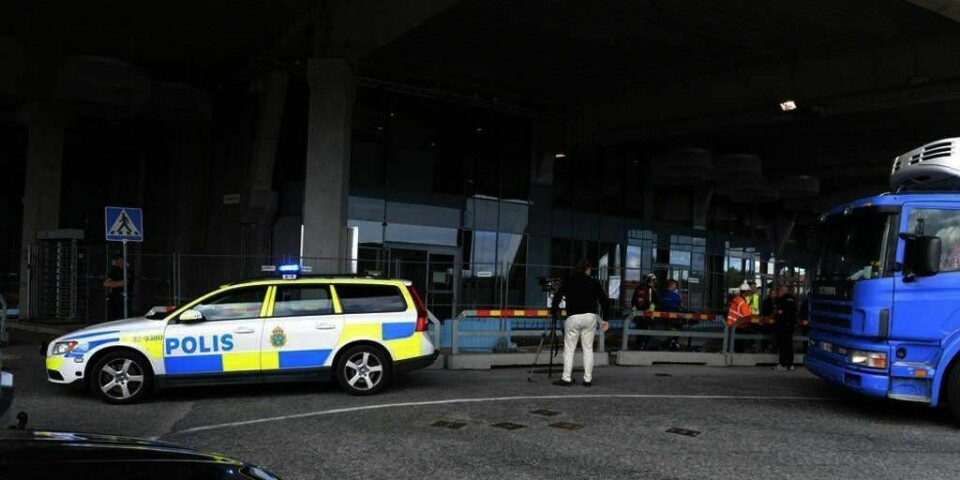 HER LÅ BOMBEN: En skole-sekk med en bombe ble funnet utenfor stationet i Stocholm i Sverige. Bygningen er helt ny og heter Tele2 stadion. Politiet tror den ble plassert der for å hindre at en fotballkamp ble spilt.