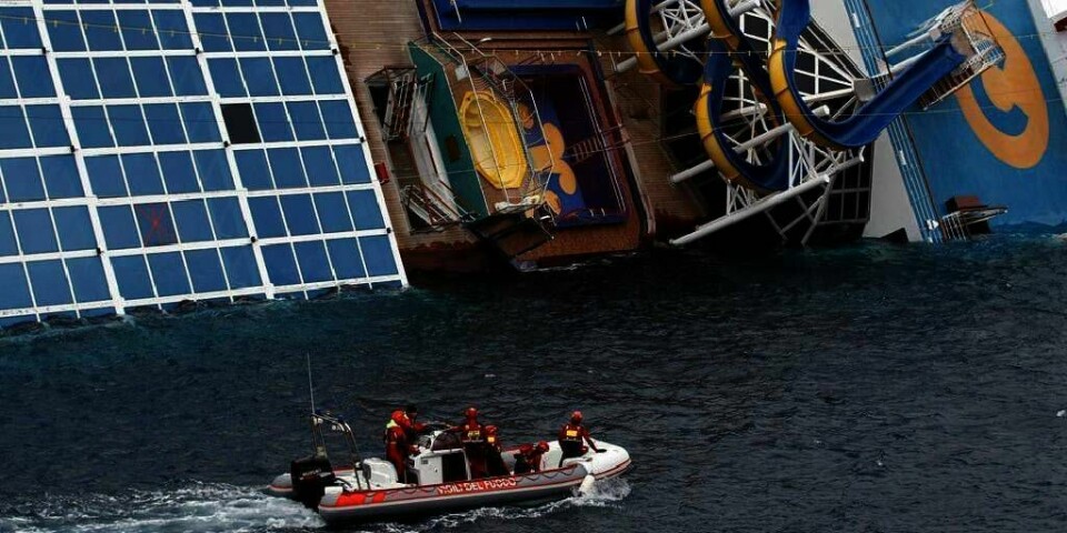 STANSET: Rednings-arbeidere holder øye med cruise-skipet Costa Concordia. Nå er rednings-arbeidet stanset.