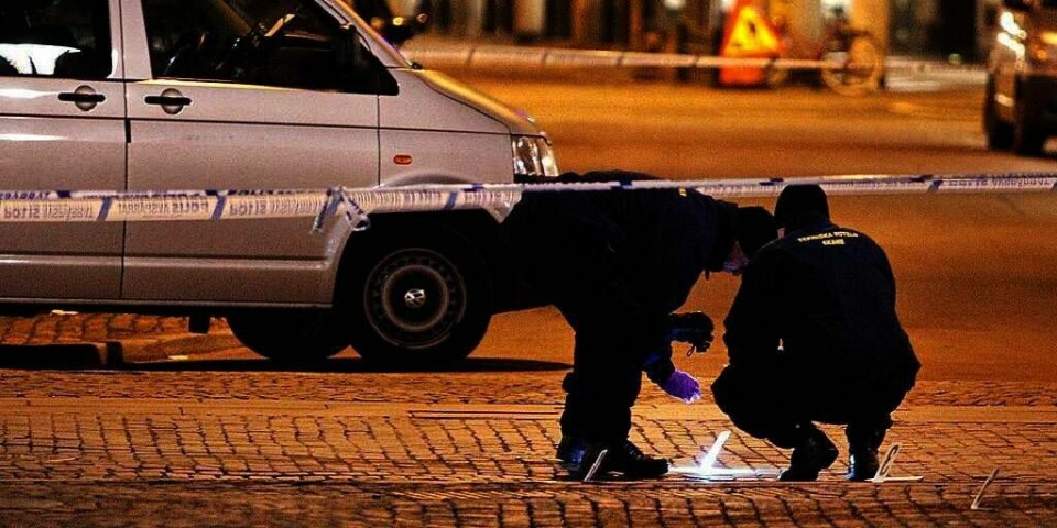 VOLD: Teknikere fra politiet undersøker stedet der to menn i 20-årsalderen ble skutt og skadd. Det skjedde i Malmø i Sverige lørdag. Onsdag ble en bombe sprengt ved en politistasjon i byen. Noen timer tidligere ble en mann skutt og drept.