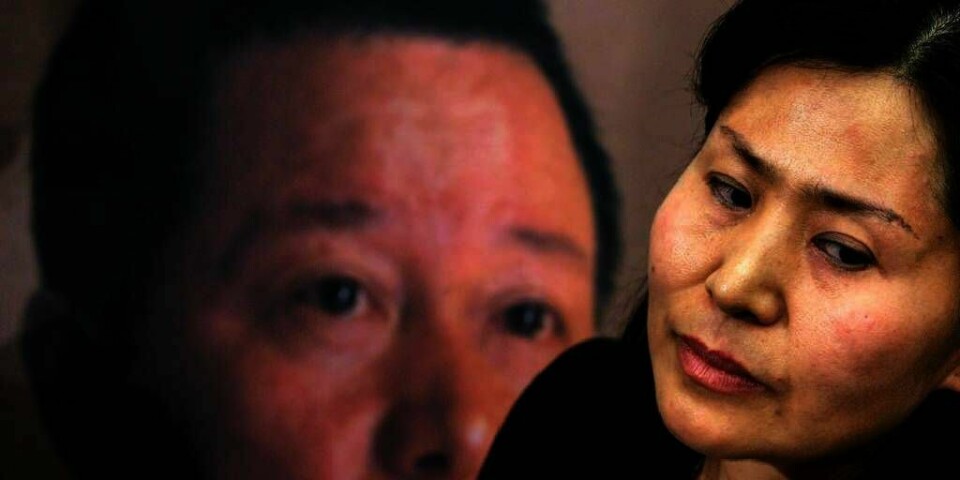 FORSVUNNET: Geng He får ikke informasjon om hvor ektemannen Gao Zhisheng (på bildet i bakrunnen) er. Hun frykter han er død.