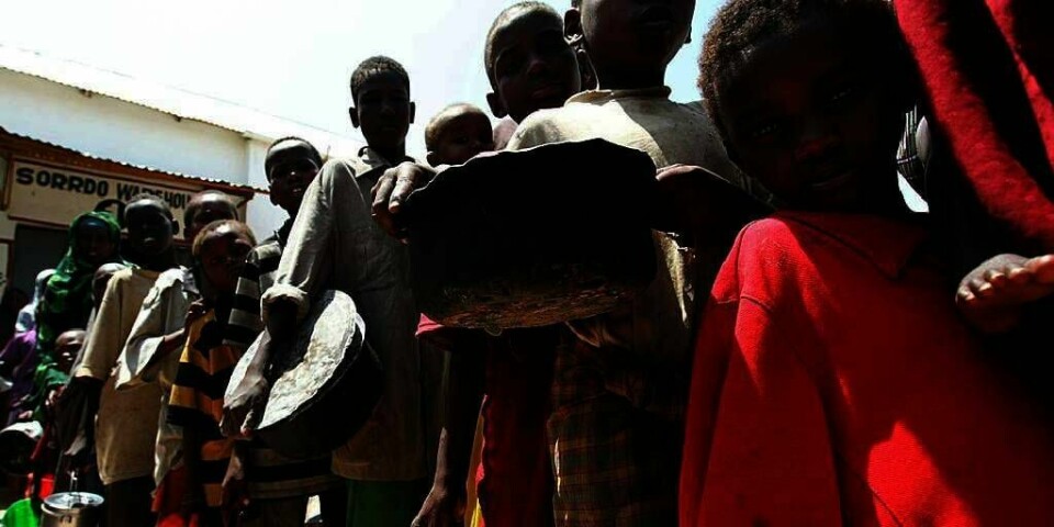 FATTIGE: Barn står i kø for å få mat i Somalias hovedstad Mogadishu. Somaliske barn blir tvunget av opprørere til å krige. Det melder organisasjonen Human Rights Watch.