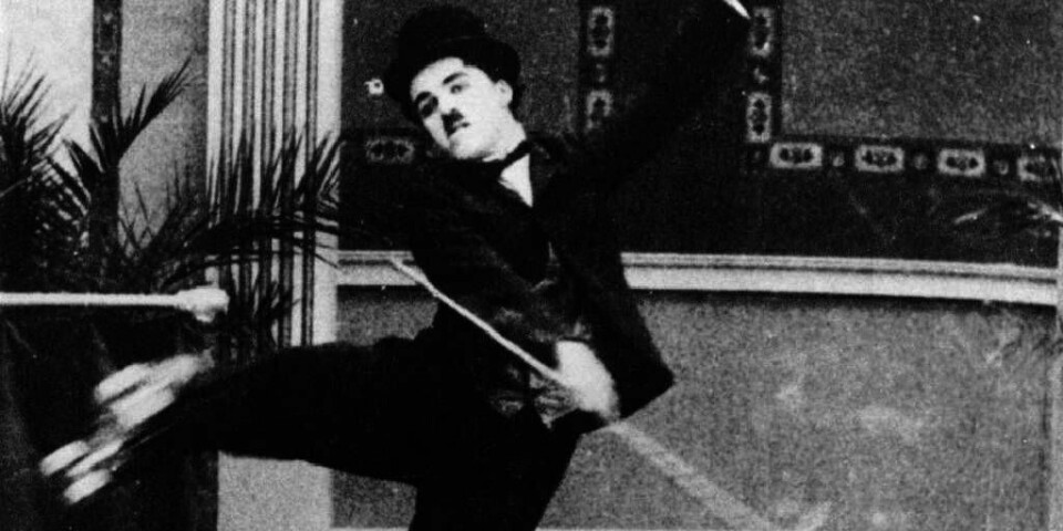 FILM-STJERNE: Charlie Chaplin prøver seg på rulleskøyter i filmen «The Rink».