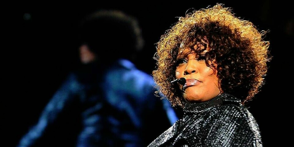 TRAGEDIE: Artisten Whitney Houston døde natt til søndag. Politiet vet ikke hva hun døde av ennå.