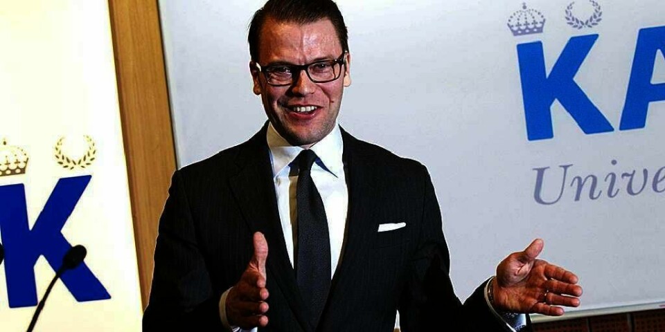 Prins Daniel fortalte torsdag morgen at kronprinsesse Victoria hadde født en jente. Prinsessen var 51 centimeter lang og veide 3.280 gram.