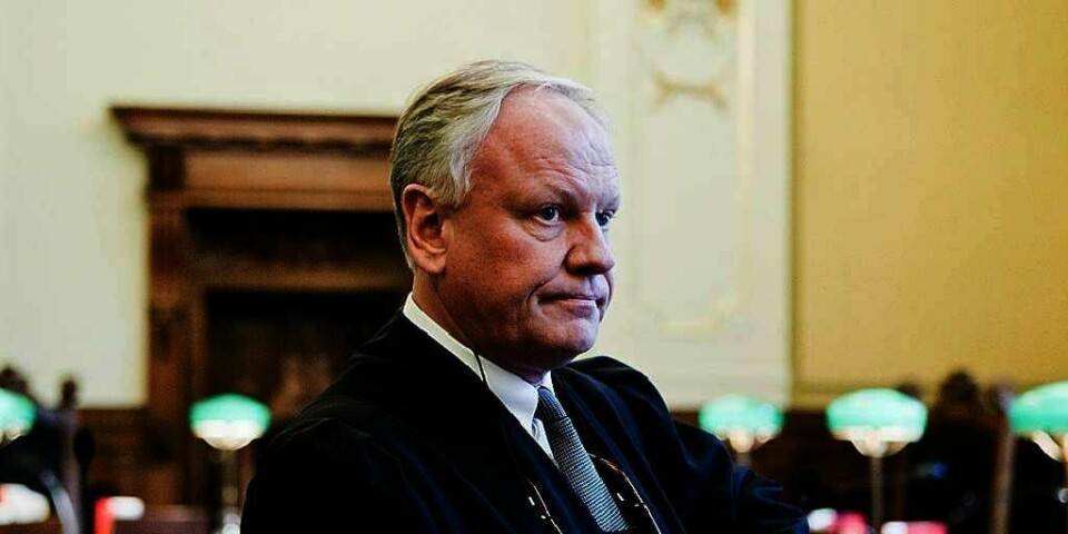 UTE: Advokat Sigurd Klomsæt får ikke lenger jobbe som bistands-advokat i terror-saken. Årsaken er at han skal ha gitt hemmelige opplysninger til mediene.
