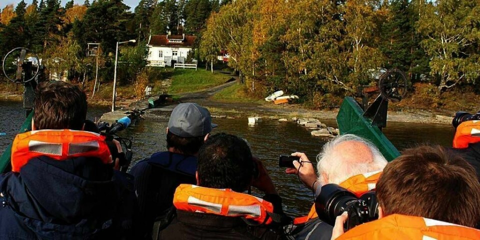 PRESSE: Norske pressefolk samarbeidet godt med oftene etter terroraksjonen på Utøya. Det mener en professor.