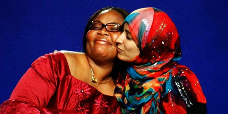 FREDSPRIS: Leymah Gbowee og Tawakkol Karman fikk Nobels fredspris for 2011. De deler prisen med Ellen Johnson-Sirleaf. De fikk prisen for arbeidet sitt for demokrati og kvinners rettigheter. Norge har ikke brutt med Alfred Nobels ønske for fredsprisen. Det mener Den svenske Nobelstiftelsen.