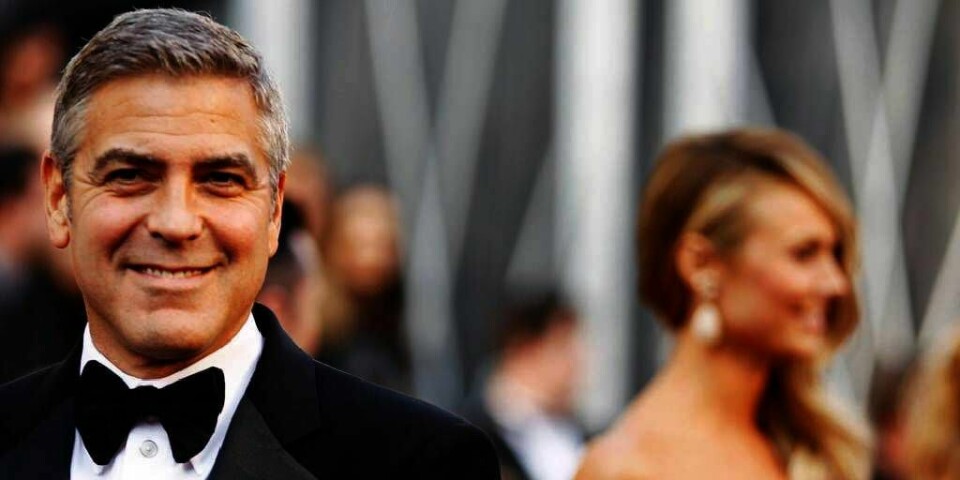 RYKTER: George Clooney (til ventstre) er kjæreste med Stacy Keibler (til høyre). Men mange tror at skuespilleren er homofil. Det gjør ikke noe, synes Clooney.