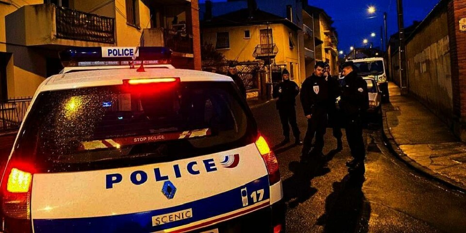 MISTENKT: En 24 år gammel mann er mistenkt for skytingen på en jødisk skole mandag. Politiet i Toulouse i Frankrike prøvde onsdag å komme seg inn i huset hans. Men mannen skjøt mot politiet.