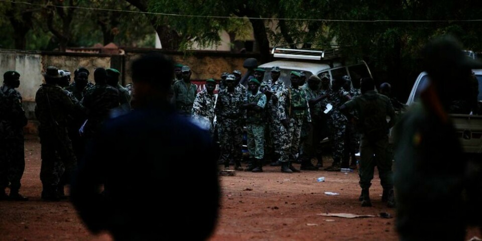 UT: Mali har åpnet grensene igjen. Foran hovedkvarteret til kupppleder Amadou Haya Sanogo står soldater med våpen vakt. 70 nordmenn håper å komme seg ut.