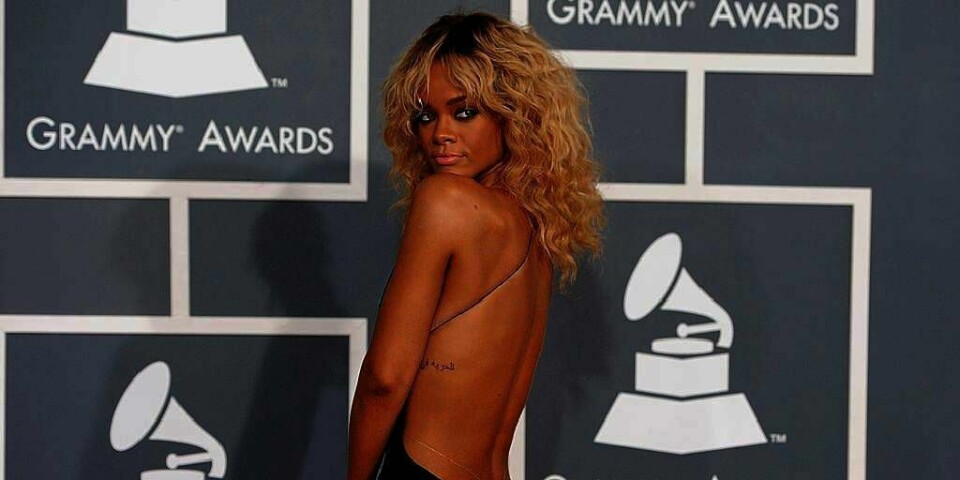 LETTKLEDD: Pop-stjernen Rihanna liker å kle seg vågalt. Men hun gjør det bare fordi hun liker klærne, sier hun.