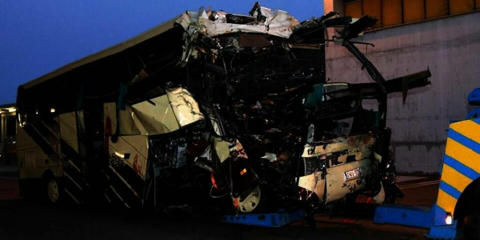 ULYKKE:  28 personer døde da denne bussen kjørte inn i veggen i en tunnel i Sveits. 22 av de døde er barn.