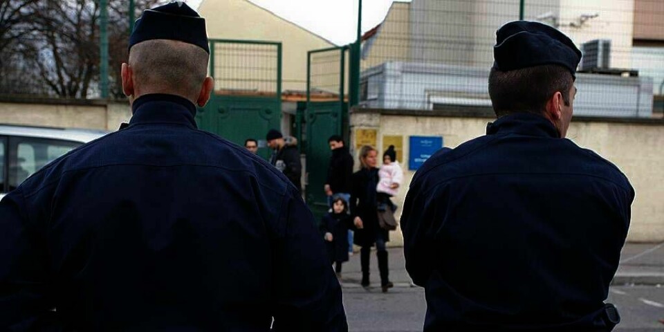 DRAP:  Fransk politi holder vakt utenfor en jødisk skole i Toulouse. Her ble fire personer ble drept mandag.