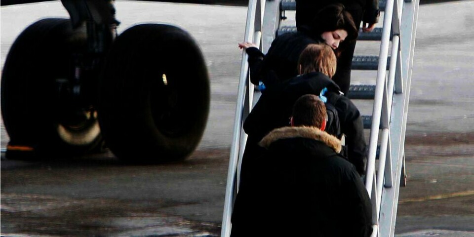 PÅ VEI INN: Maria Amelie går ombord på flyet til Russland. Kjæresten hennes ble med henne til Moskva.