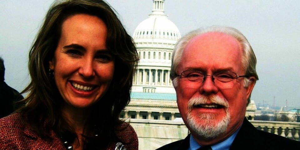 ÅPNET ØYNENE: Gabrielle Giffords (til venstre i bildet) er medlem av den amerikanske kongressen. Lørdag ble hun skutt i hodet under et folkemøte i Arizona i USA.