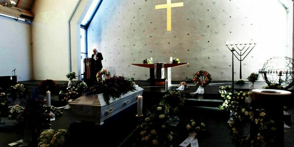 BEGRAVELSE: Familien og kolleger fra NRK minnet Knut Olsen under begravelsen (bildet) i Lommedalen kirke torsdag.