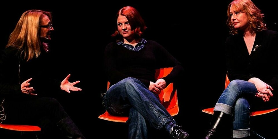 PÅ TURNÉ: Den svenske forfatteren Åsa Linderborgs bok «Meg eier ingen» settes opp av Riksteatret. Her er regissør Michela Granit og skuespiller Trude Øines og forfatteren Åsa Linderborg (bildet) i samtale om stykket.