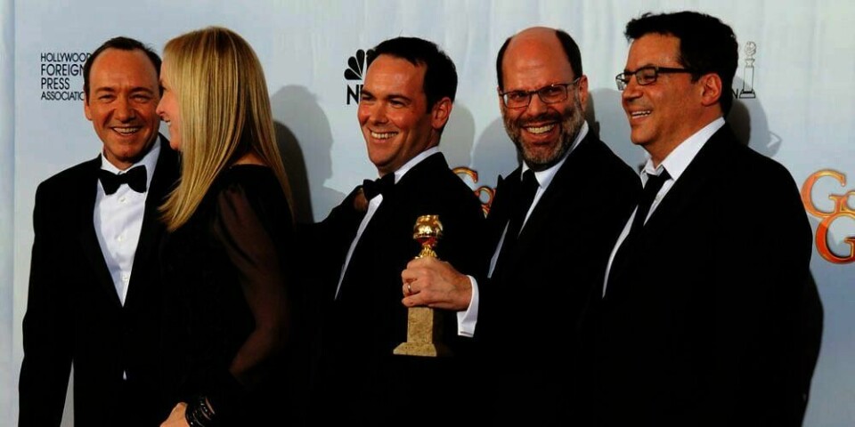 PRIS-UTDELING:  Filmen «The Social Network» fikk fire Golden Globe-priser. Produsentene Cean Chaffin, Dana Brunetti, Scott Rudin og produsent-skribent Michael De Luca viser fram en av prisene.