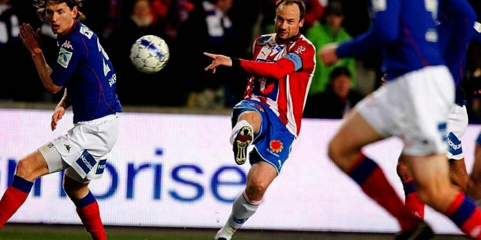 SLUTTER: Sigurd Rushfeldt (i midten av bildet) slutter som fotball-spiller. Han kan bli den mest-skårende spilleren i eliteserien i 2011.