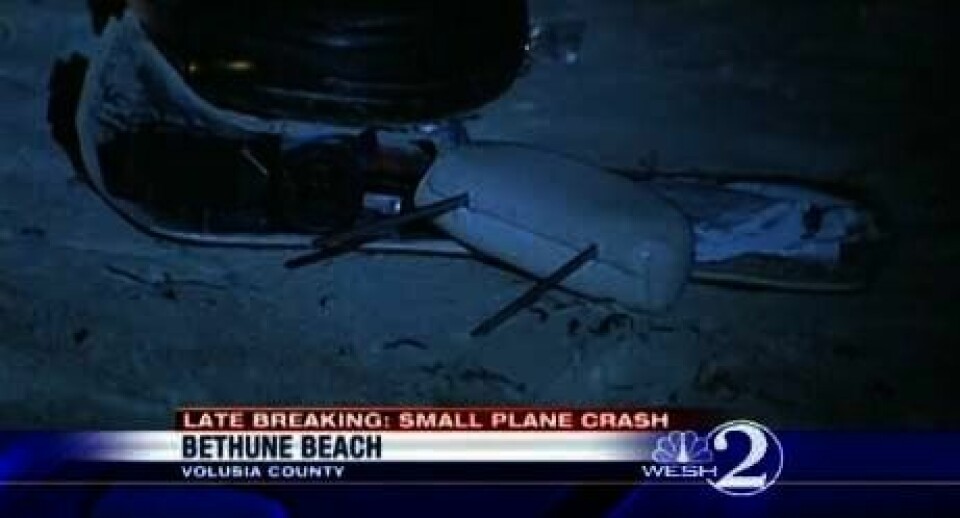 SAVNET: To nordmenn er savnet etter en flyulykke i USA. Bare rester av flyet er skylt i land på stranden.