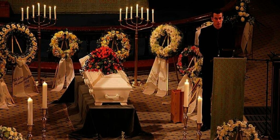 SISTE AVSKJED: En fullsatt Kristiansand domkirke tok et tårevått farvel med Svein «Matta» Mathisen fredag. Sønnen Jesper (bildet) holdt en gripende tale.
