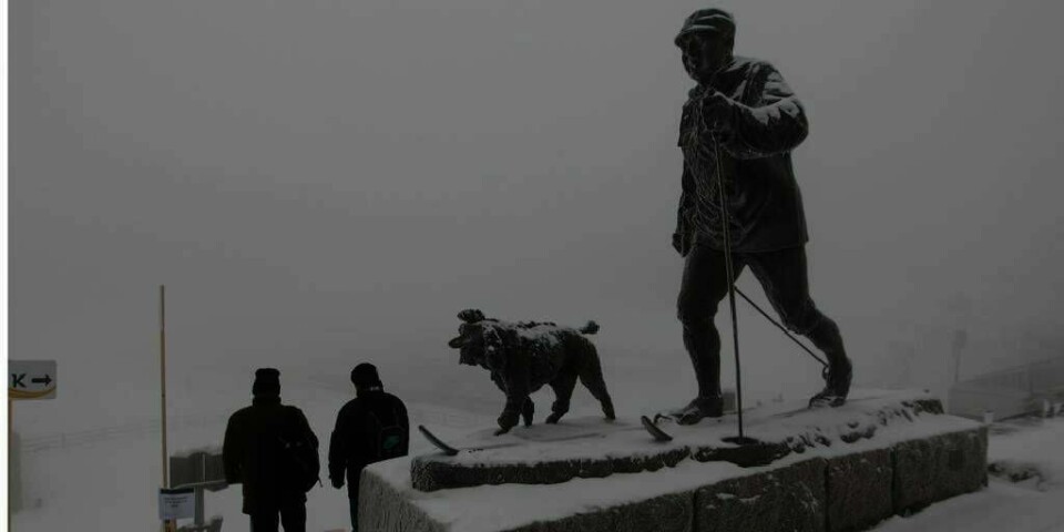 TETT: Det er lite folk klarer å se i Holmenkollen fredag. Tåka ligger tett. Publikum kan få vansker med å se hopperne. Mennene skal hoppe kvalifisering. Kvinnene hopper normalbakke-renn.