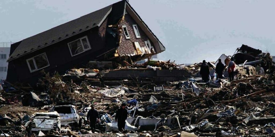 ØDELAGT: Tsunami-bølgen i Japan tok med seg alt den skyllet over. Hus er gjort til pinneved. Folk leter nå etter levende etter katastrofen. Minst 10.000 er døde, og tallet stiger.