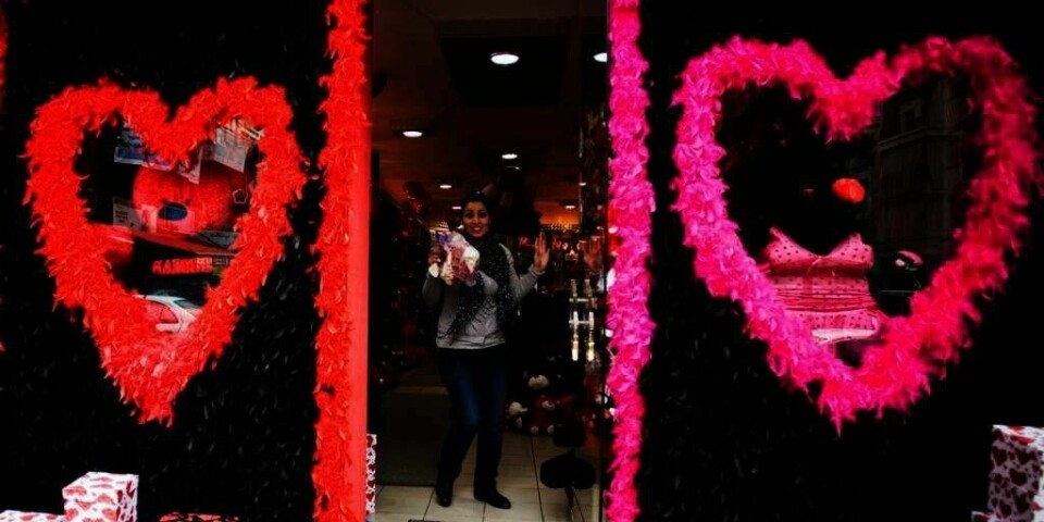 ROMANTIKK: Valentins-dagen feires over hele verden. En butikk i Beirut i Libanon selger gaver til forelskede par.