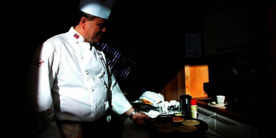 VM-MENY: Sjefkokk Jan Tonny Pettersen steker sveler. Du kan også spise hamburger laget av elgkjøtt eller fiskegryte under VM i Holmenkollen. Maten skal være norsk, sunn og god.