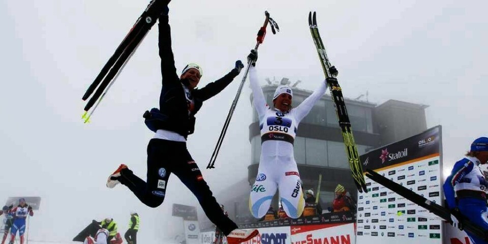 FORNØYD Charlotte Kalla og Ida Ingemarsdotter fra Sverige tok gull i lagsprinten for kvinner i Holmenkollen onsdag.