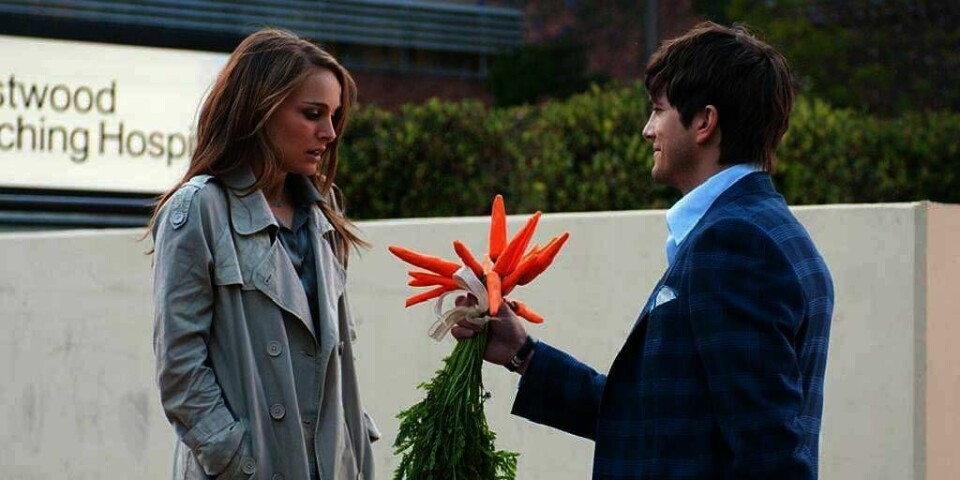 HUMOR: Det blir ikke så lett når venneparet har sex. De prøver å ha et fritt forhold uten å binde seg til hverandre. Natalie Portman er klar for kino i den nye komedien «No Strings Attached». Portman spiller mot Ashton Kutcher.