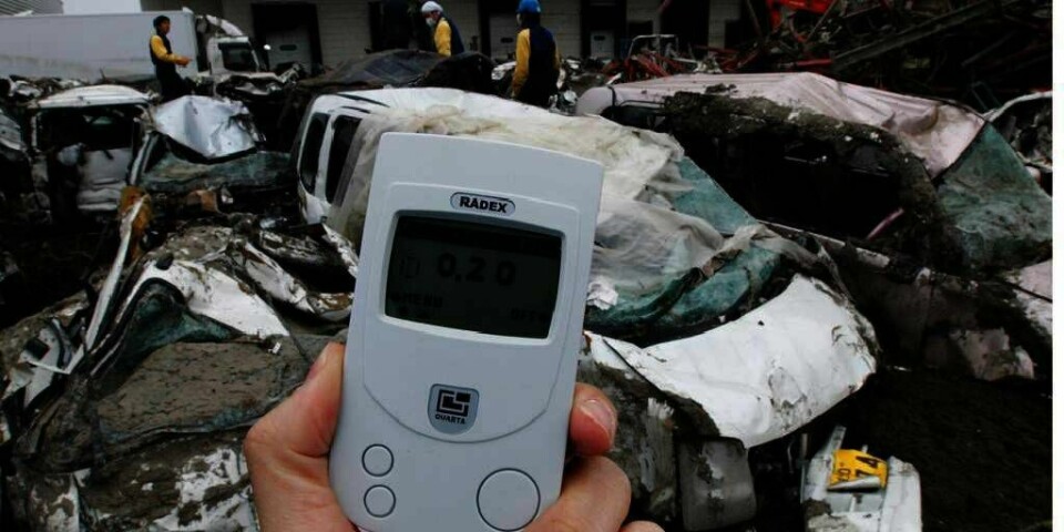 STRÅLING: En fotograf måler radioaktiv stråling i Sendai nord i Japan. Verdens helse-organisasjon sier stråling i japansk mat er verre enn de hadde trodd.