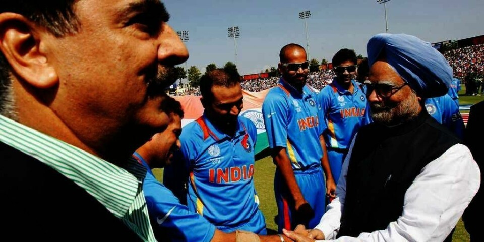 HILSER: Indias statsminister Manmohan Singh (til høyre) og Pakistans statsminister Yusuf Raza Gilani hilste på lagene. Det var før cricket-kampen mellom India og Pakistan onsdag. De håper kampen kan gjøre forholdet mellom de to landene bedre.