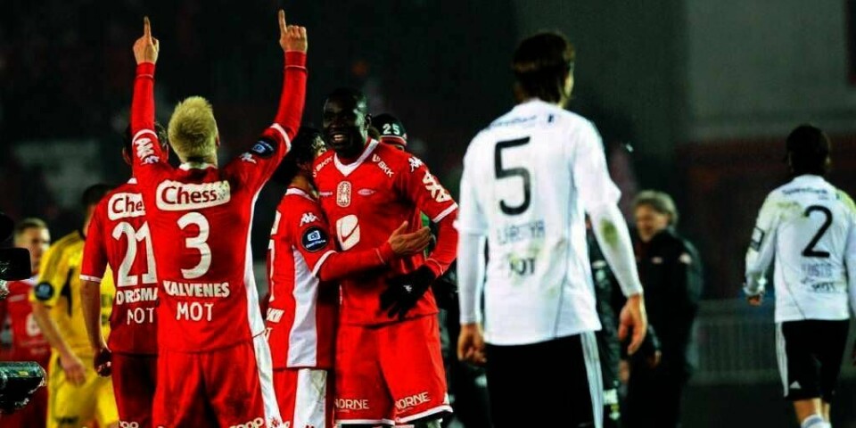 JUBLER: Fotball-laget Brann kunne juble over 2-1-seieren over Rosenborg søndag. Branns spiller Kim Ojo (midten) skåret ett av målene.