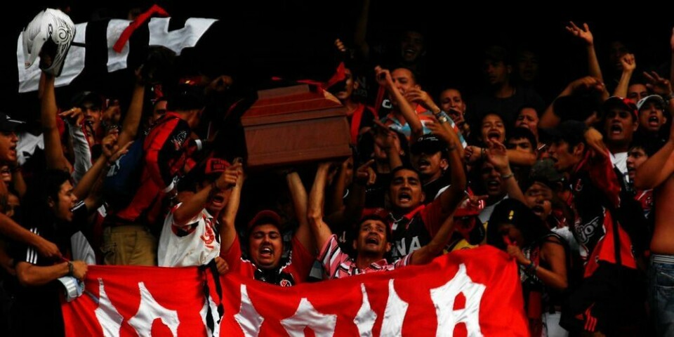 HYLLET: Et lik fikk være med på fotball-kamp i Colombia. Fansen ville hedre den 17 år gamle gutten som ble drept dagen før.