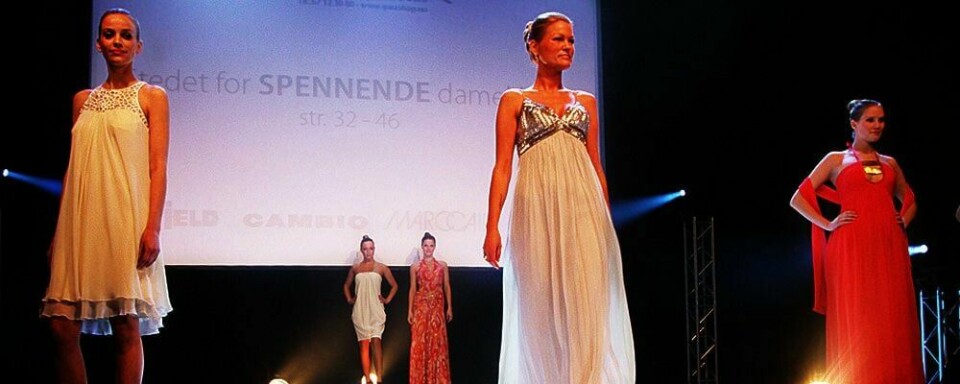 LUFTIG: Det varme været kommer. Da passer det med luftige kjoler i lette stoffer. Fargene skal være lyse.