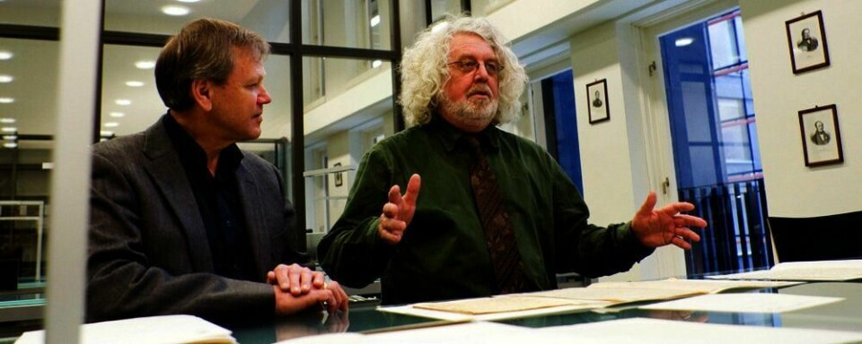 SKATTKAMMER: 2010 er det offisielle Bjørnson-året. Det er 100 år siden forfatter Bjørnstjerne Bjørnson døde i Paris. Han etterlater seg en skatt av brev, artikler og tekster. Forsknings-bibliotekar Sigbjørn Grindheim (til venstre) og forfatter Edvard Hoem studerer noen av de mange brevene Bjørnson etterlot seg.