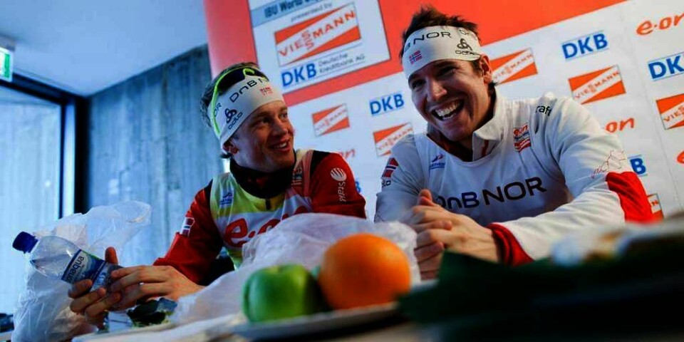 FERDIGE: Johannes Thingnes Bø til venstre og Emil Hegle Svendsen er nå ferdige med skiskytingen for denne sesongen. Bø kom på tredjeplass og Svendsen kom på andreplass i verdenscupen.