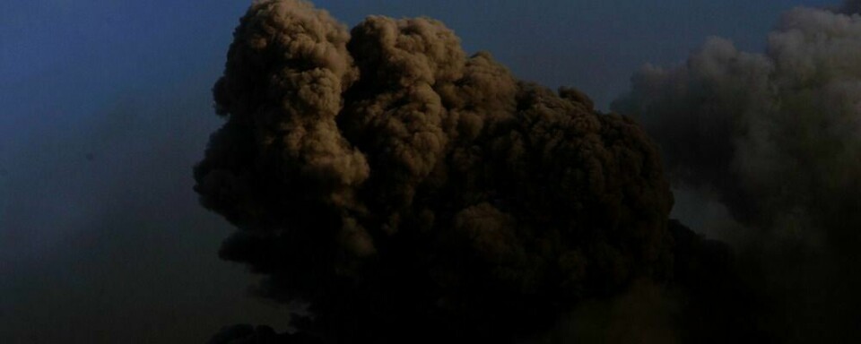 Vulkanen ved isbreen Eyjafjallajökull på Island sprer CO2-gasser. Samtidig er det ikke mulig å fly i store deler av Nord-Europa. Fly-trafikken bidrar normalt til stor CO2-forurensing.