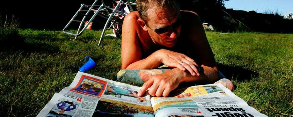VIL LESE BØKER: Nordmenn vil heller lese tykke bøker enn tynne aviser. Det viser en undersøkelse av folks medie-vaner i Norge. Den kalles Norsk medie-barometer 2009.