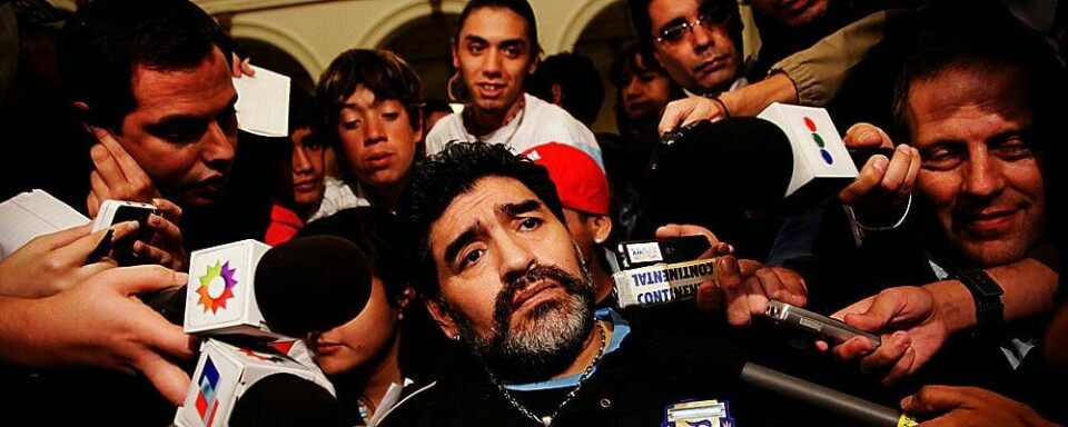 TRENER: Diego Maradona er trener for Argentina. Han har et godt lag. Men få tror laget hans klarer å vinne mange kamper.