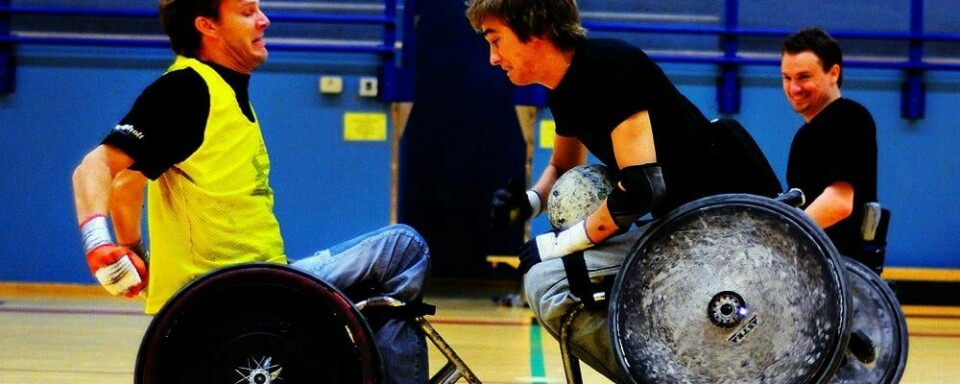 HARDT: Rullestol-rugby er en tøff idrett. I starten het sporten «murderball» (morderball). Spillerne på laget «Born To Run» (Født til å løpe) kjører på hverandre under trening.