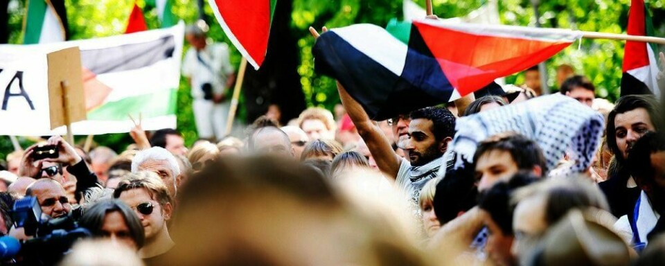 PROTESTER: Over tusen mennesker møtte opp utenfor ambassaden til Israel. De protesterte mot landet.