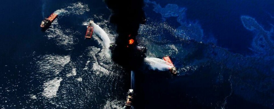 BRANT: Olje-plattformen Deepwater Horizon eksploderte og brant i Mexicogolfen 21. April. Fortsatt lekker olje fra plattformens olje-brønn ut i havet.