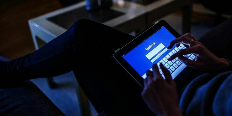 NETTET:Nordmenn bruker stadig mer tid på internett. 65 prosent av de som brukte internett daglig, var innom sosiale medier. Her er en dame som bruker Facebook.