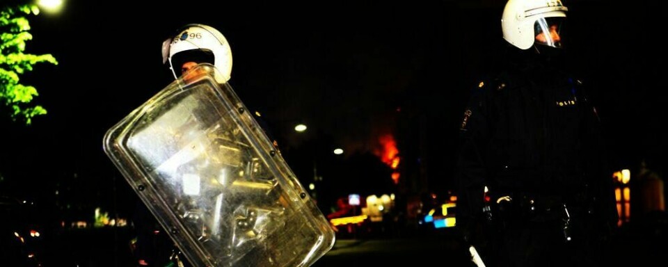 OPPTØYER: Rasende ungdommer tente på en politistasjon i Rinkeby utenfor Stockholm. Politiet henter hjelp fra hele Sverige.