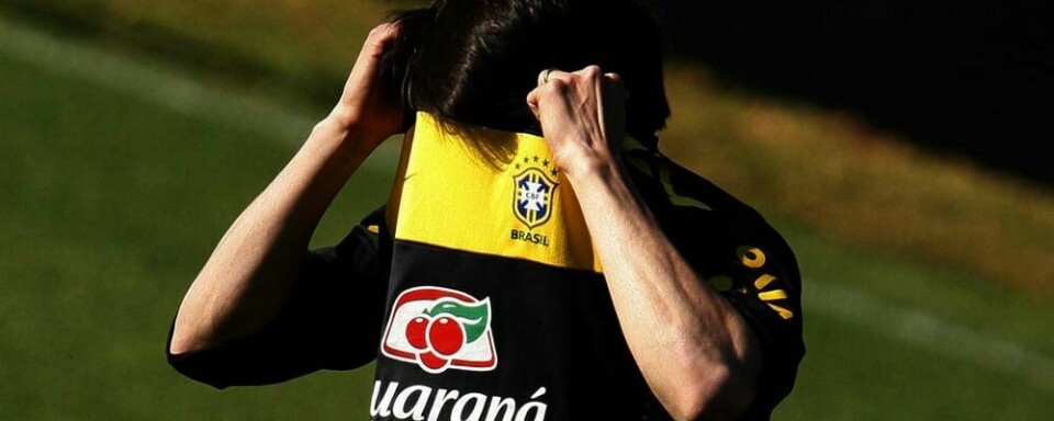 Kaka spiller på landslaget til Brasil. Han er egentlig stor stjerne i fotball-miljøet, men nå er han skadet i låret. Han tror ikke han kan spille hele kampen mot Nord-Korea tirsdag kveld.