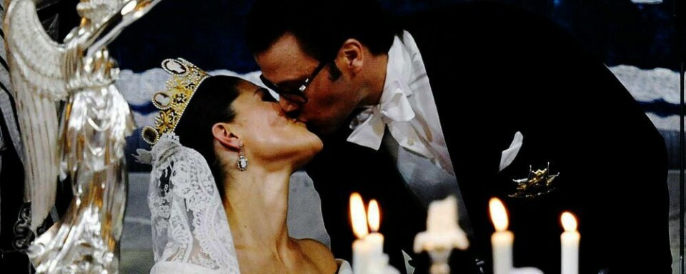 KYSS: Kronprinsesse Victoria og prins Daniel giftet seg foran og kysset foran hele Sverige. Nå pleier de kjærligheten på hemmelig bryllupsreise.